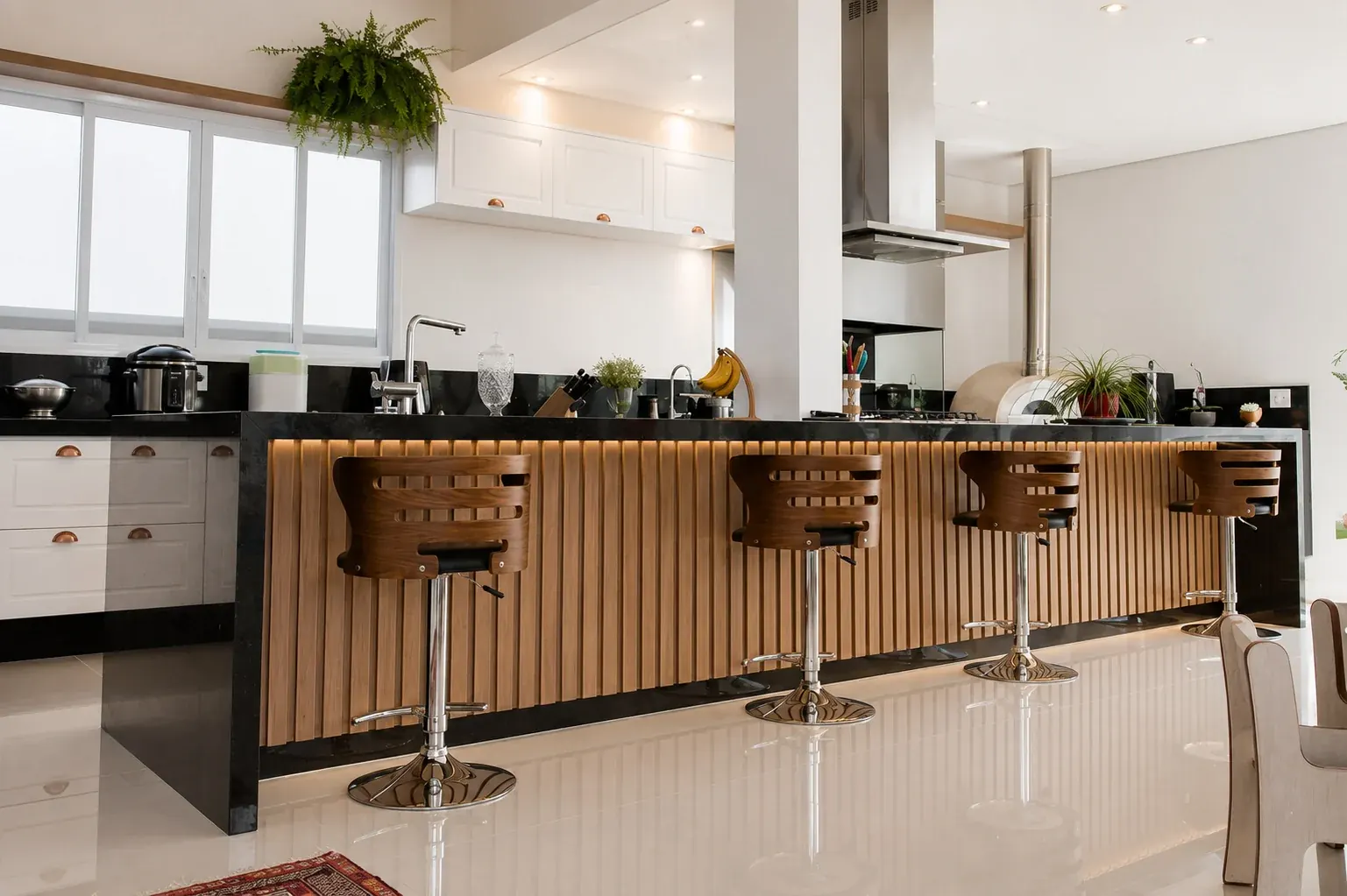 Cozinha com bancada ripada