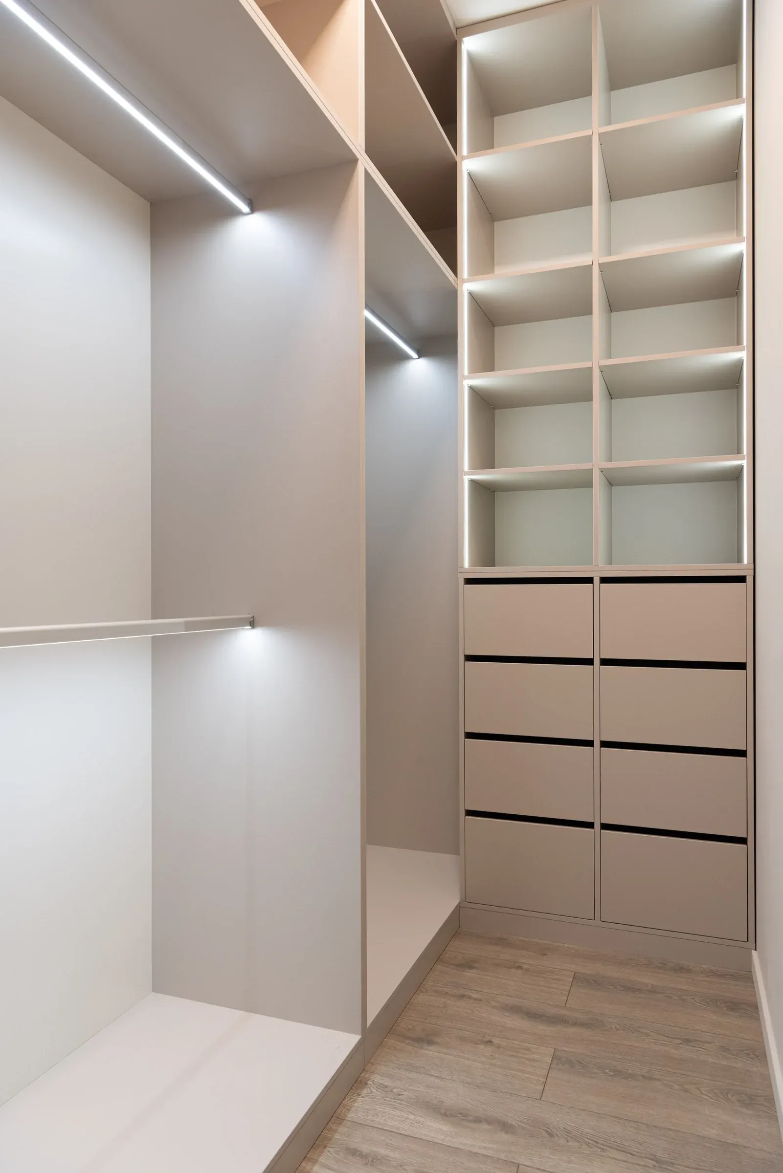 Closet minimalista iluminado
