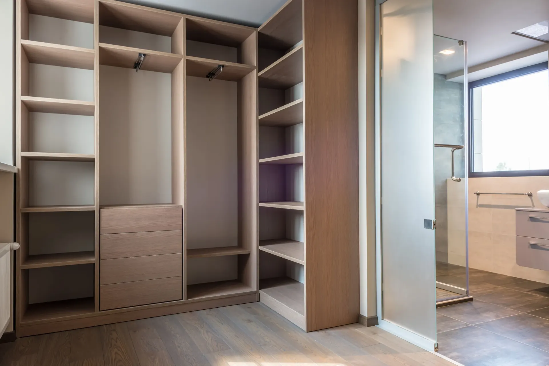 Closet com banheiro integrado