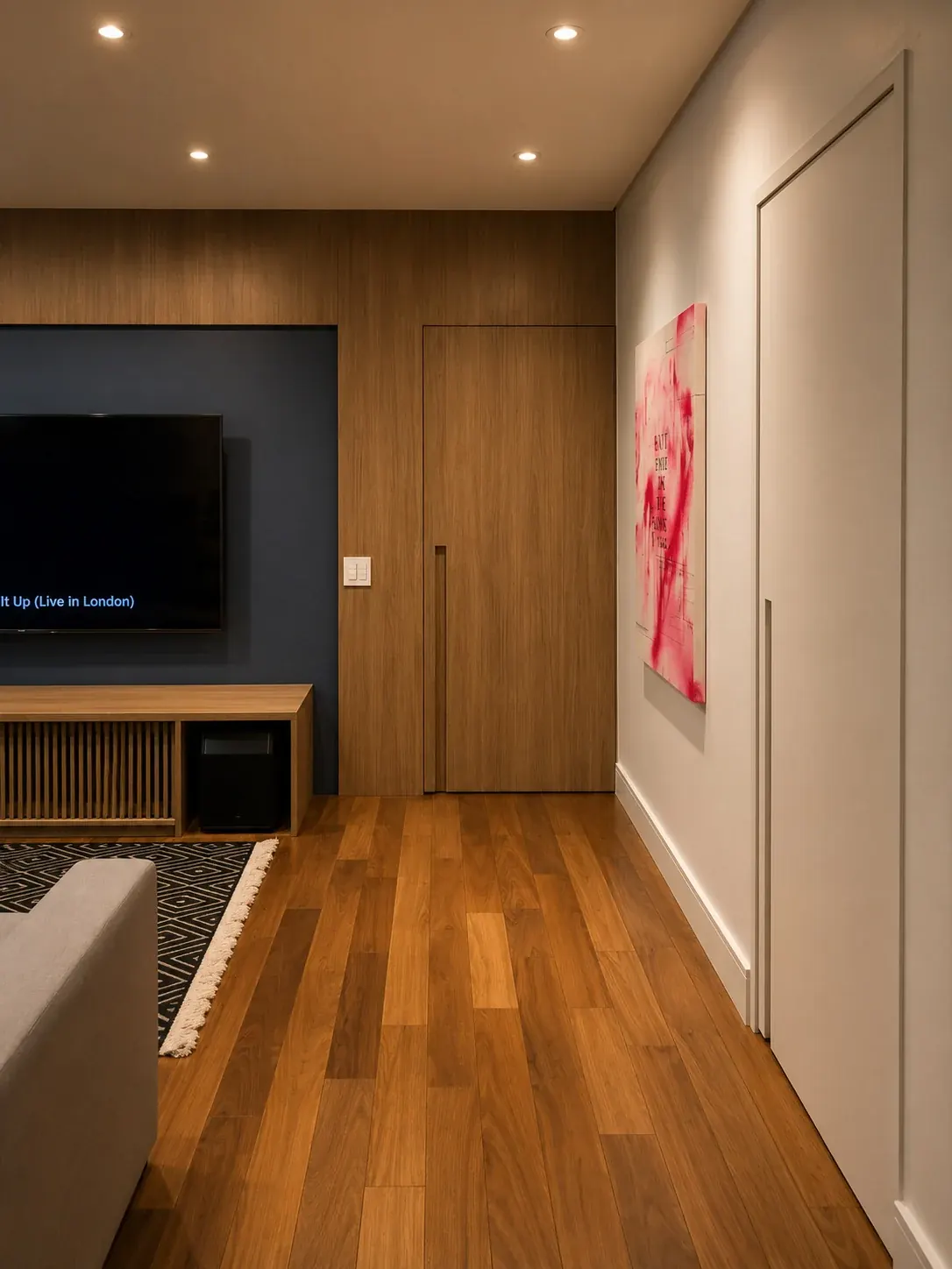 Painel ripado com TV